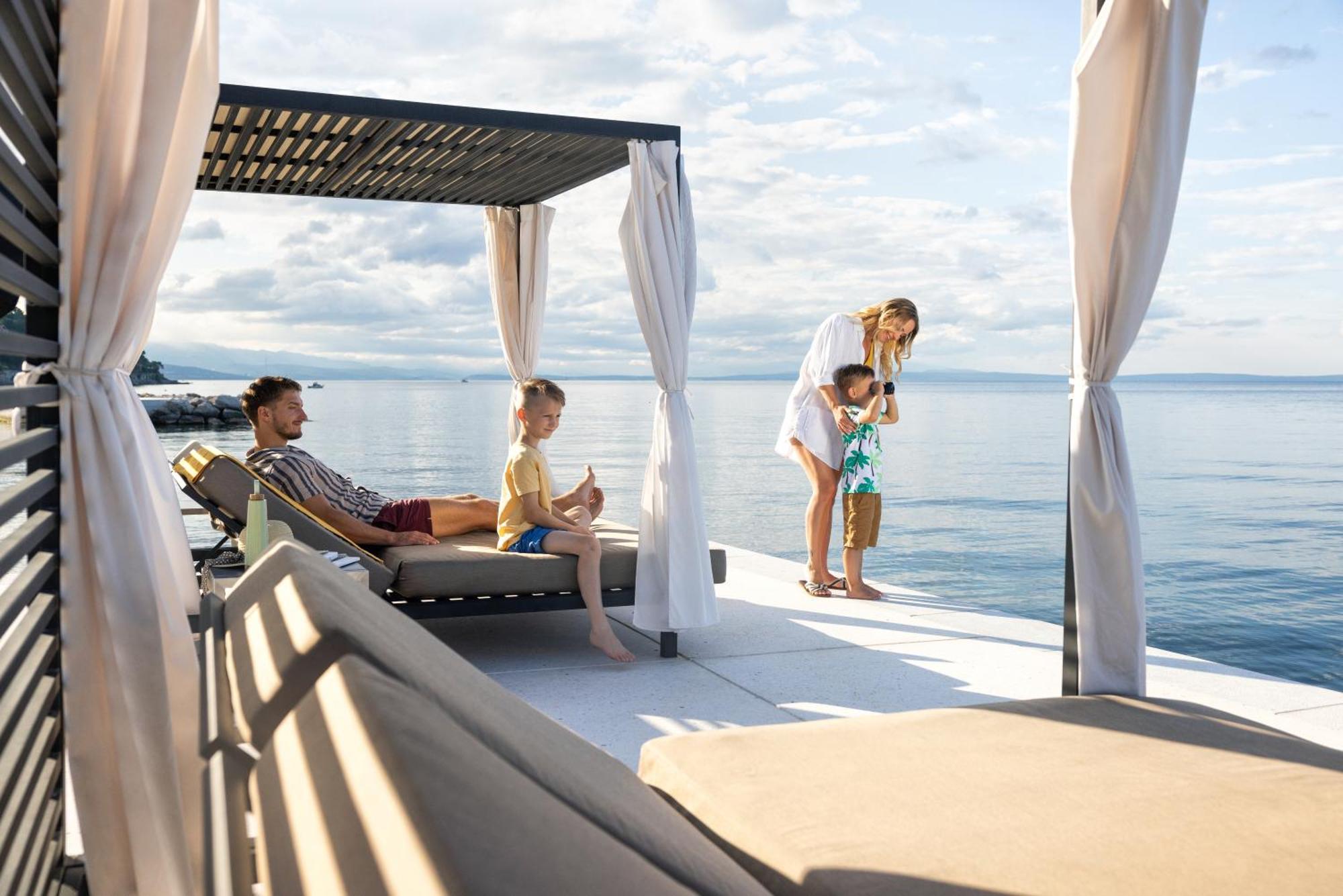Hilton Costabella And